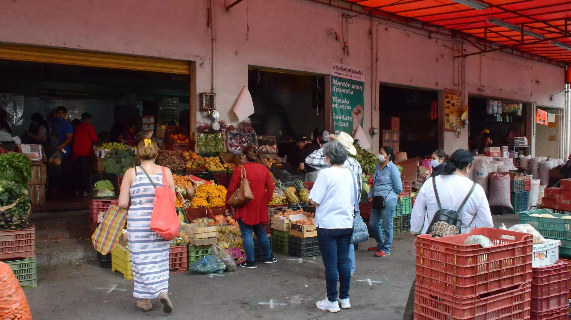 Comercios siguen con las medidas de sana distancia e implementaci_n de gel.Luis Lu_vanos. El Sol del San Juan del R_o.